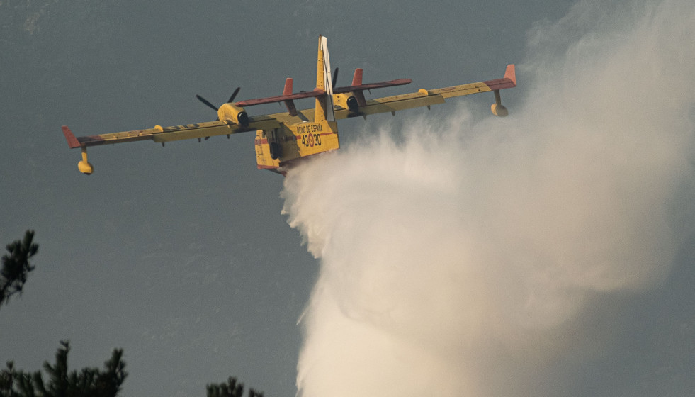 Archivo - Un avión de extinción de incendios trabaja en la extinción del incendio iniciado en Boiro, a 6 de agosto de 2022, en Boiro, A Coruña (Galicia). La Consellería do Medio Rural ha informad