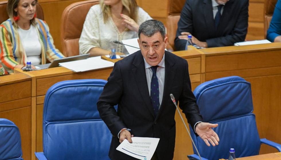 El conselleiro de Educación, Román Rodríguez, responde a una pregunta oral en el Pleno del Parlamento de Galicia.