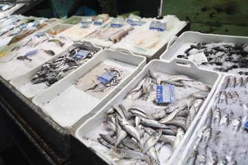 Archivo - Bacaladillas expuestas en una pescadería de un mercado, a 15 de marzo de 2023, en Madrid (España). El Índice de Precios de Consumo (IPC) ha subido un 0,9% en febrero en relación al mes a