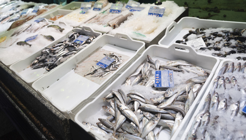 Archivo - Bacaladillas expuestas en una pescadería de un mercado, a 15 de marzo de 2023, en Madrid (España). El Índice de Precios de Consumo (IPC) ha subido un 0,9% en febrero en relación al mes a