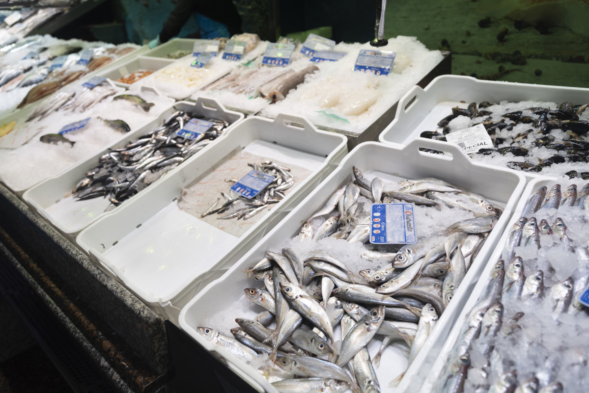 Archivo - Bacaladillas expuestas en una pescadería de un mercado, a 15 de marzo de 2023, en Madrid (España). El Índice de Precios de Consumo (IPC) ha subido un 0,9% en febrero en relación al mes a