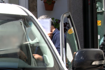 El empresario investigado en Santaigo en una operación de la UCO contra los delitos fiscales es introducido en una patrulla de la Guardia Civil