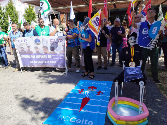 Concentración a las puertas de la Comisaría de Vigo para denunciar las temperaturas extremas en las instalaciones por falta de climatización.