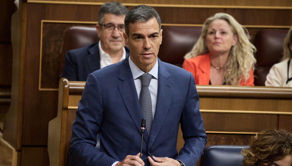 El presidente del Gobierno, Pedro Sánchez, interviene durante una sesión de control al Gobierno, en el Congreso de los Diputados, a 18 de junio de 2025, en Madrid (España). Sánchez participa en la