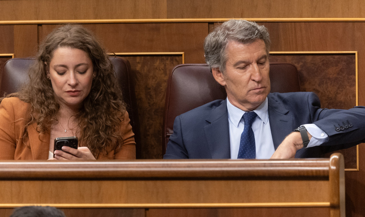 La portavoz del PP en el Congreso, Ester Muñoz y el presidente del PP, Alberto Sánchez Feijóo, durante un pleno extraordinario, en el Congreso de los Diputados, a 9 de julio de 2025, en Madrid (España).