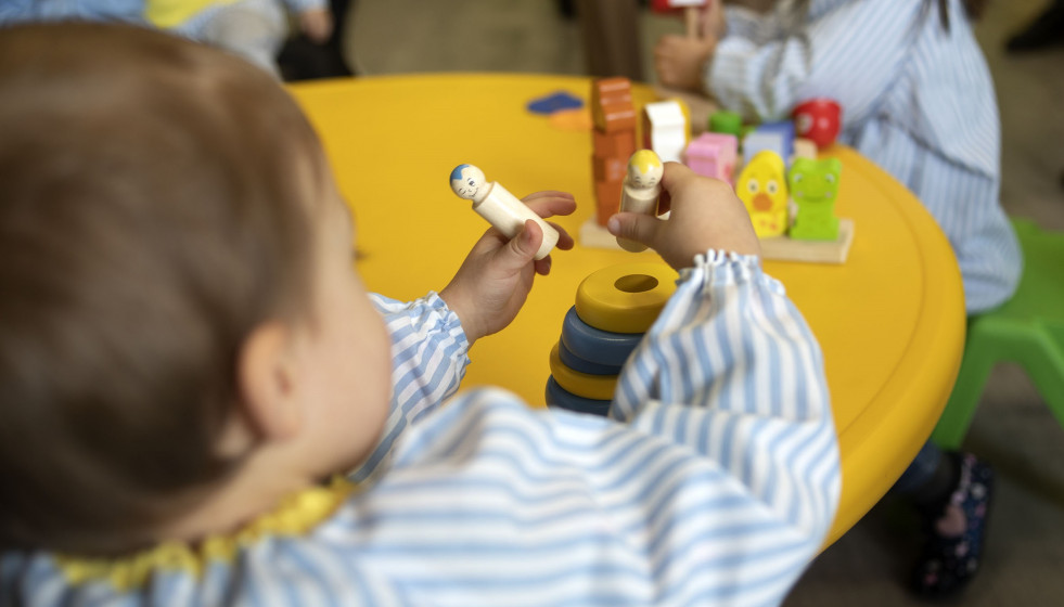 Archivo - Un niño en una escuela infantil
