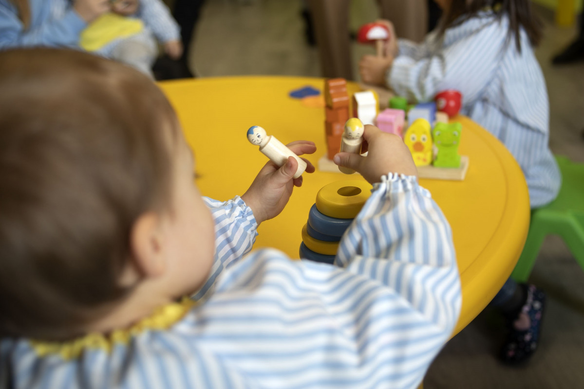 Archivo - Un niño en una escuela infantil