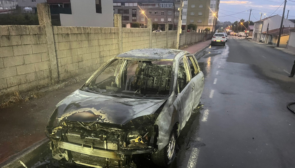 Arde un coche en melide.