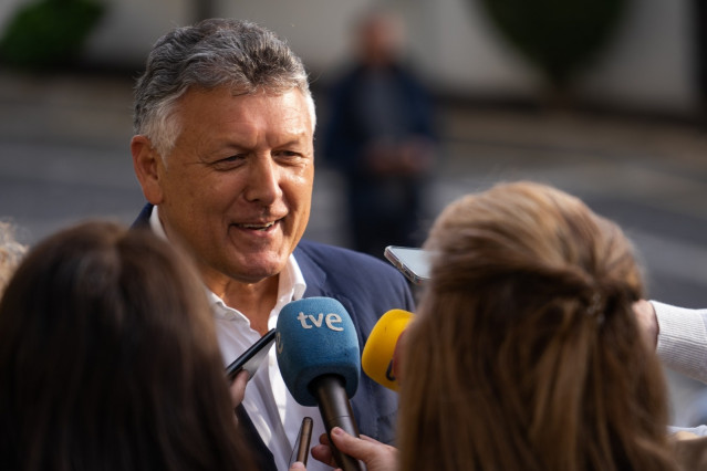 Archivo - El alcalde de Sanxenxo, Telmo Martín, en declaraciones a los medios.