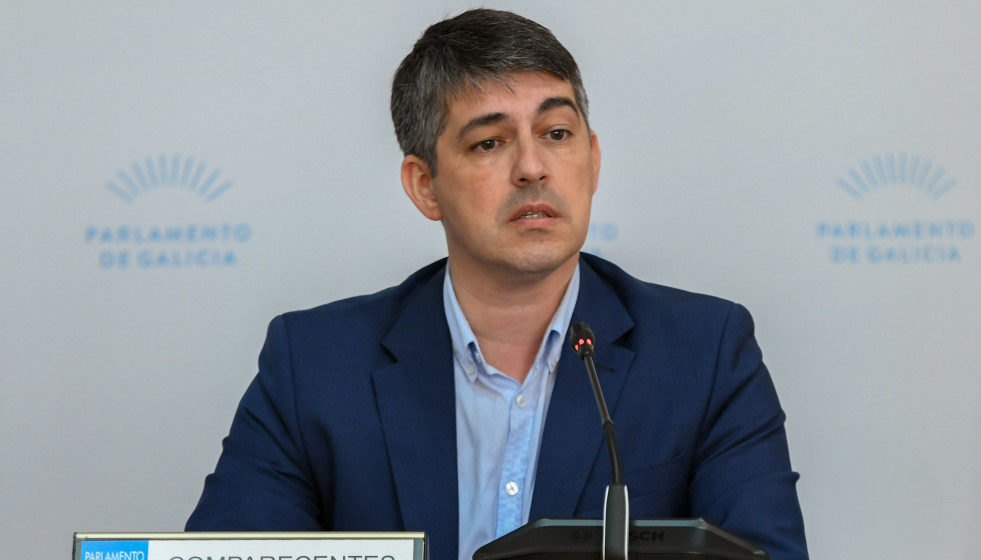 El director de Augas de Galicia, Roi Fernández, comparece en comisión parlamentaria.