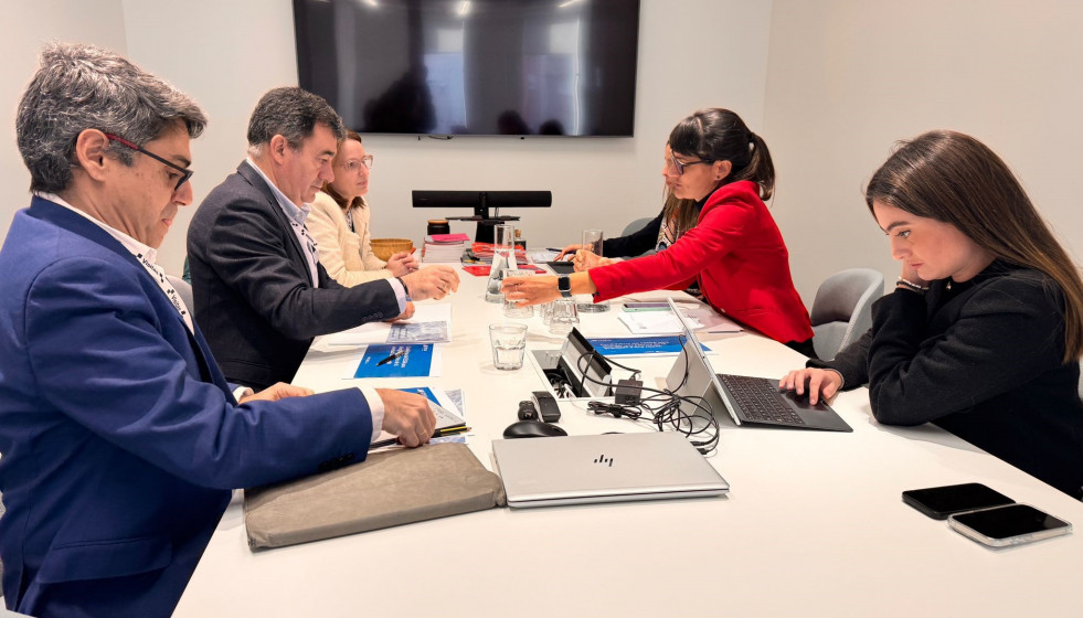 El conselleiro de Educación, Ciencia, Universidades e FP, Román Rodríguez, se reúne con la secretaria de Estado de Digitalización e Inteligencia Artificial, María González.