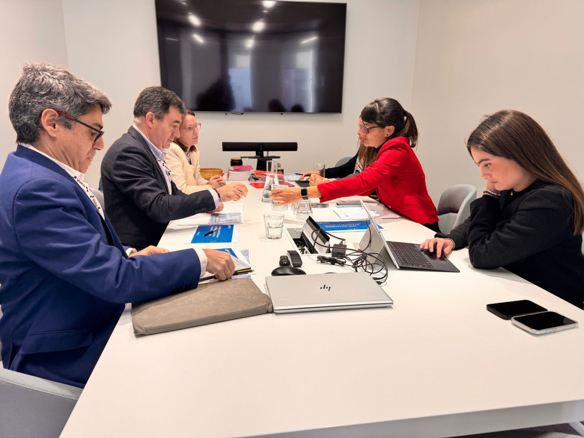 El conselleiro de Educación, Ciencia, Universidades e FP, Román Rodríguez, se reúne con la secretaria de Estado de Digitalización e Inteligencia Artificial, María González.