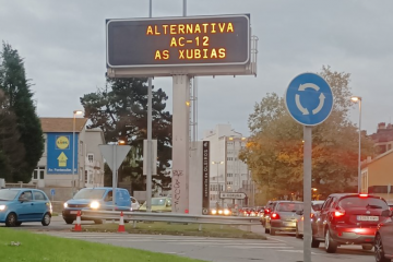 Atasco en la entrada de A Coruña desde Oleiros en una foto de @dvarvia