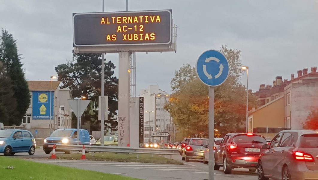 Atasco en la entrada de A Coruña desde Oleiros en una foto de @dvarvia