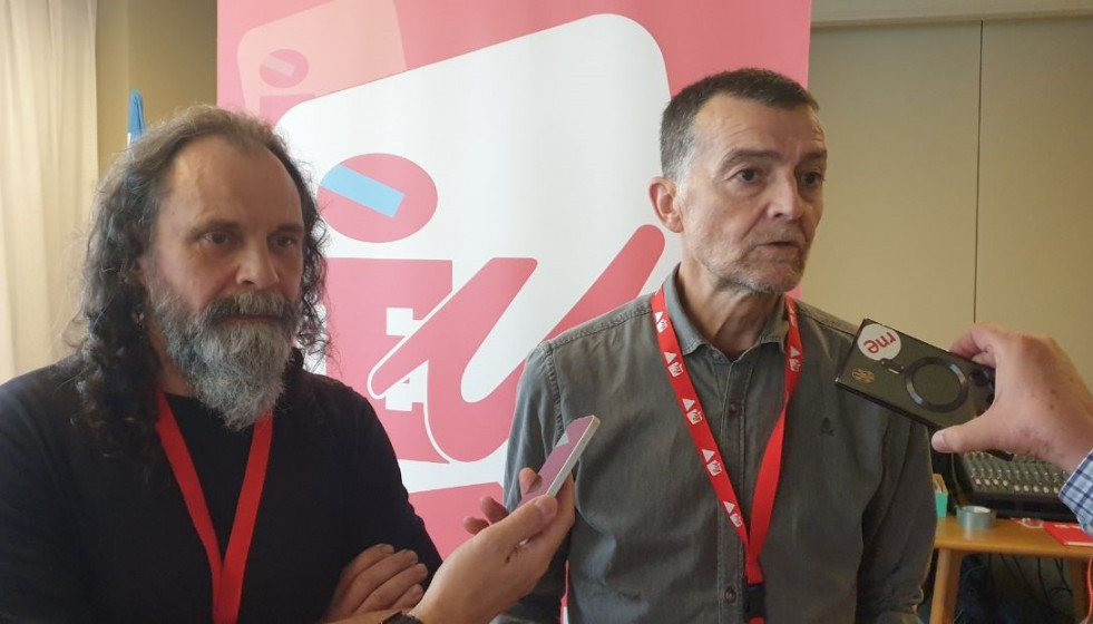 El coordinador federal de Izquierda Unida, Antonio Maíllo, este sábado en el cierre de la XIV Asemblea Nacional de Esquerda Unida (EU) junto al nuevo coordinador gallego, Lino Costas.