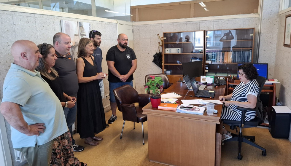 Momento en que el grupo popular de Forcarei y el exconcejal socialista Rafael Fiestras registran la moción de censura en el Ayuntamiento.