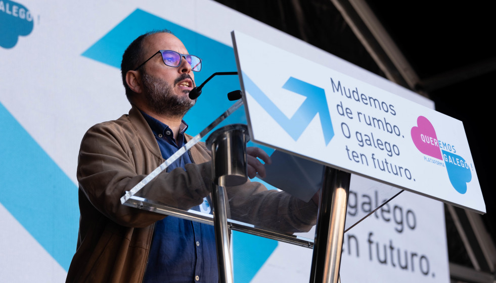 El presidente de la Mesa pola Normalización Lingüística, Marcos Maceira, interviene durante una concentración por la situación de la lengua gallega, en la Praza de Quintana, a 17 de noviembre de