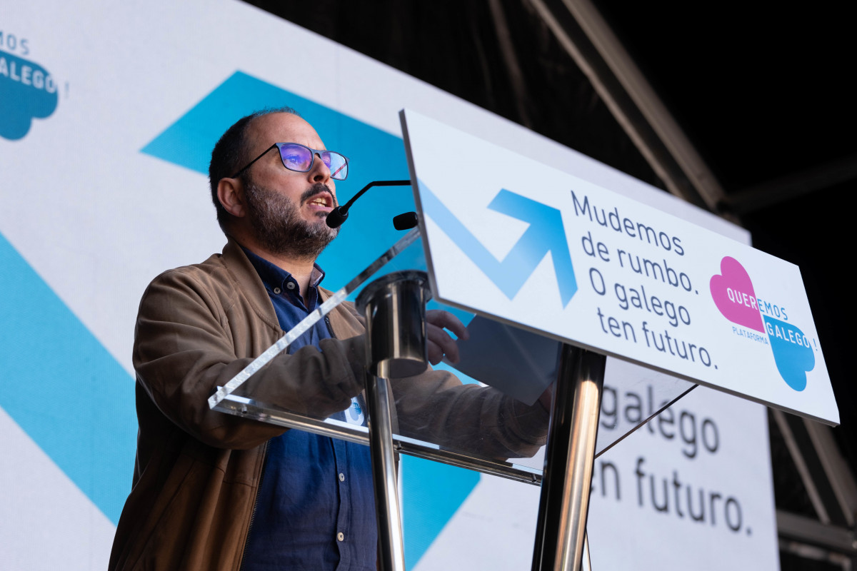 El presidente de la Mesa pola Normalización Lingüística, Marcos Maceira, interviene durante una concentración por la situación de la lengua gallega, en la Praza de Quintana, a 17 de noviembre de 