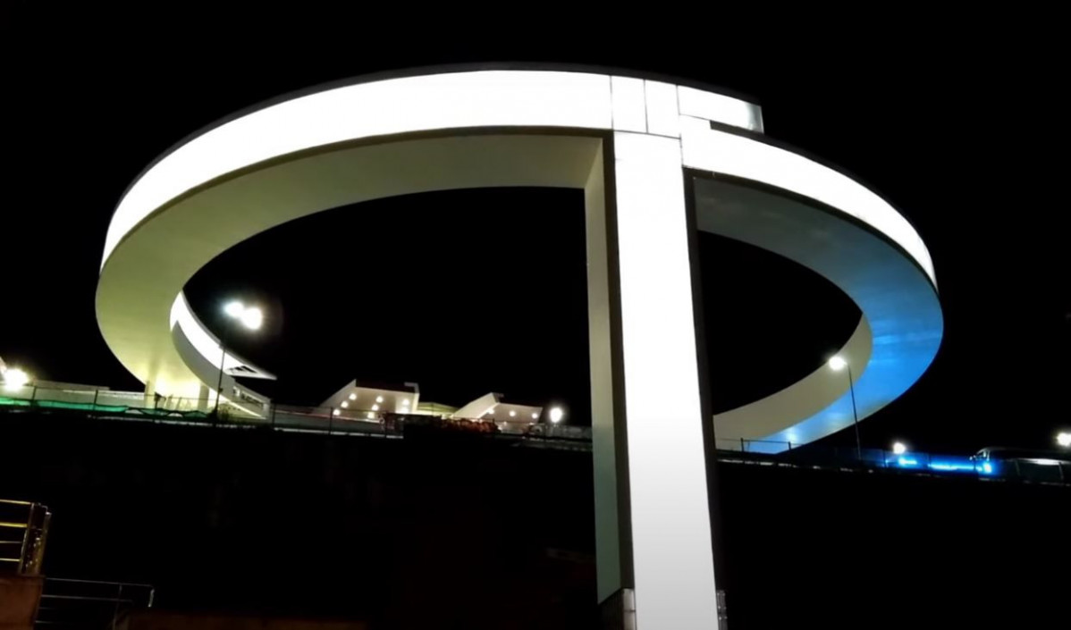 Iluminación del acensor Halo de Vigo en una imagen del canal de youtube dvigo