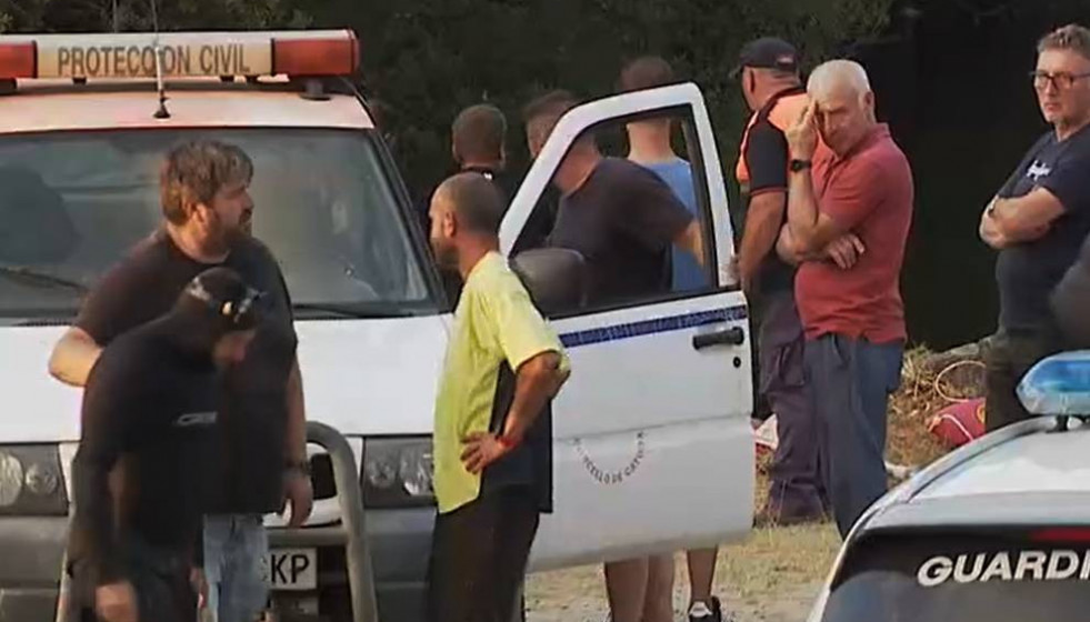 Buzo consolado tras hallar el cuerpo del adolescente ahogado en una cantera de Catoira, en una imagen de CRTVG
