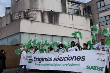 Archivo - Protesta de enfermeras y fisioterapeutas convocada por Satse delante del Sergas en Santiago.