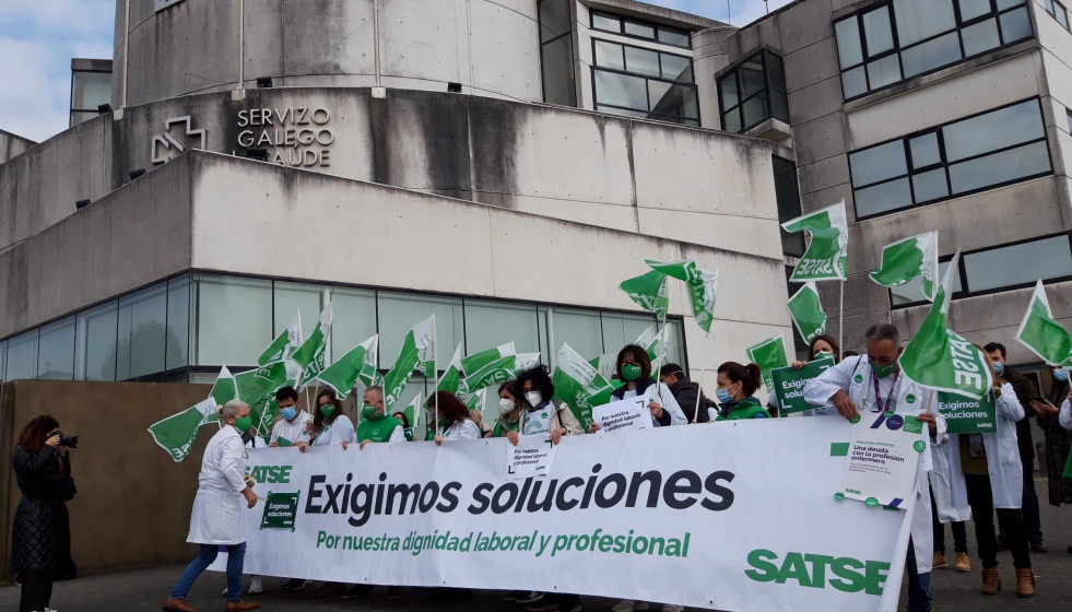 Archivo - Protesta de enfermeras y fisioterapeutas convocada por Satse delante del Sergas en Santiago.