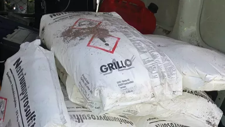 Sacos de metabisulfito em un vehículo en Lalín en una foto cedida a La Voz