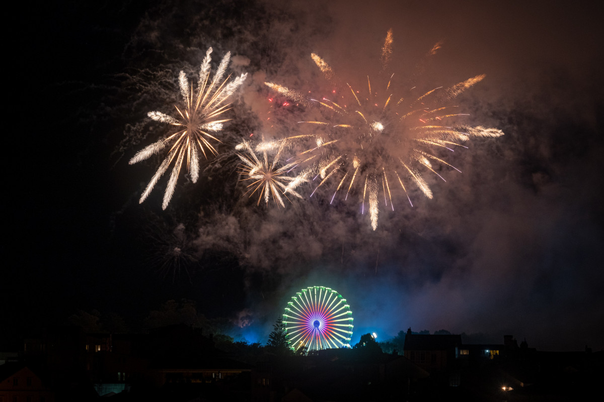 Archivo - Vista de fuegos artificiales durante los Fuegos del Apóstol en las Fiestas del Apóstol Santiago 2022, a 24 de julio de 2022, en Santiago de Compostela, A Coruña, Galicia (España). Los fu