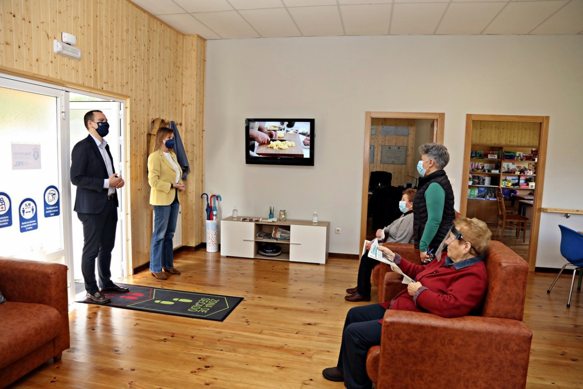 La conselleira de Política Social, Fabiola García, visita la casa del mayor de Santiso