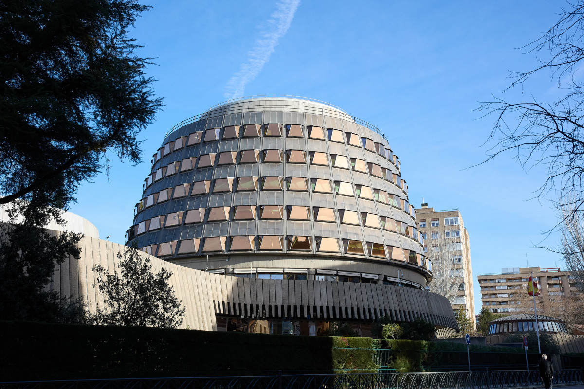 Archivo - Vista de la fachada del Tribunal Constitucional el día en el que se celebra el acto solemne de toma de posesión de los cuatro nuevos magistrados en el Tribunal Constitucional (TC), a 9 de 