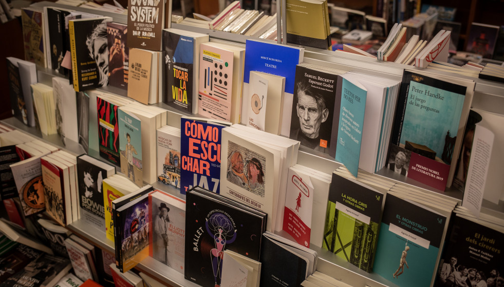 Archivo - Libros y material colocado en las estanterías de una librería