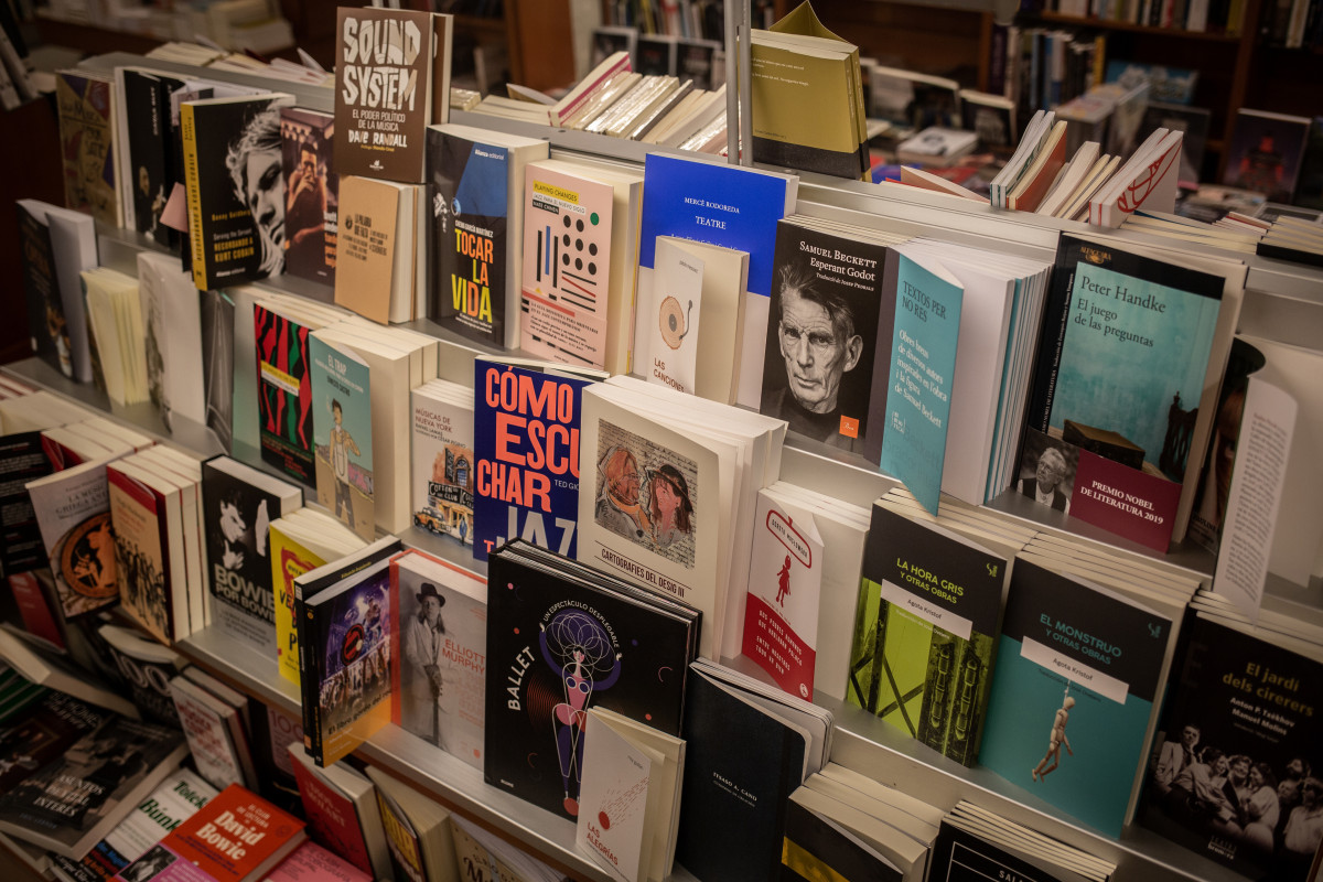 Archivo - Libros y material colocado en las estanterías de una librería