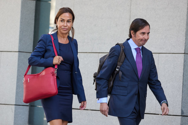 La ex presidenta de Adif, Isabel Pardo de Vera (i), a su llegada a declarar como imputada por el ‘caso Koldo’ en la Audiencia Nacional (AN), a 21 de julio de 2025, en Madrid (España). El juez de la Audiencia Nacional ha citado a declarar como imputados po