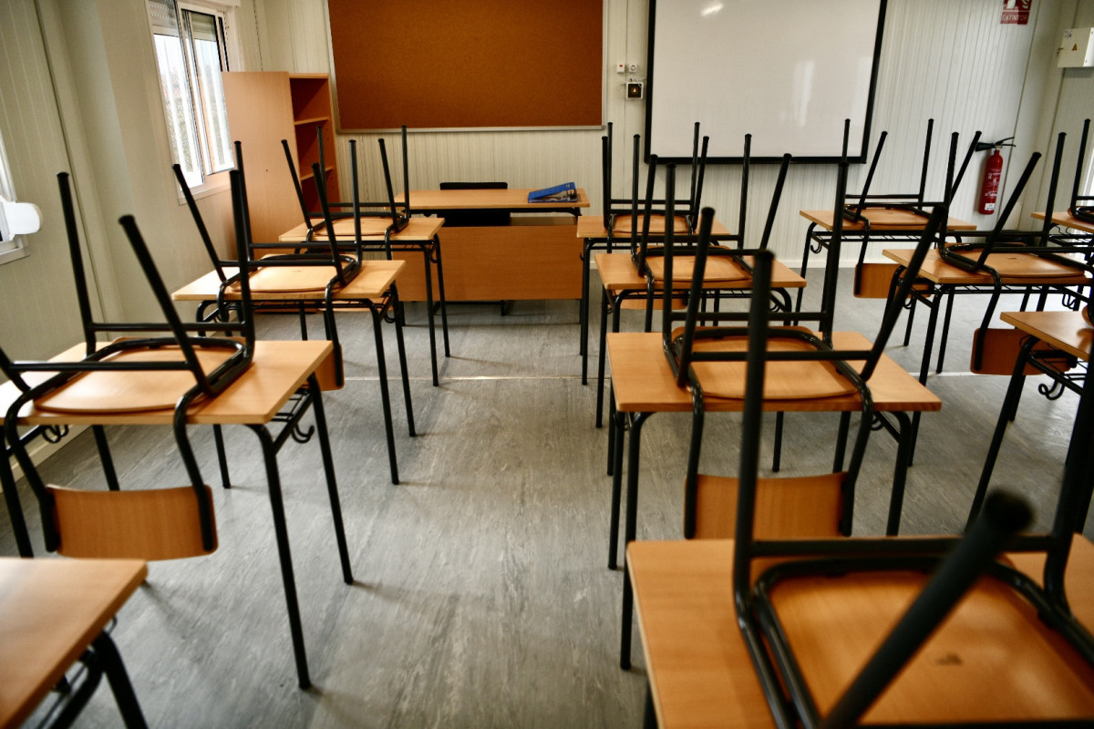 Archivo - Interior de una las aulas modulares instaladas para que los menores acogidos en Piniers puedan comenzar sus clases, a 17 de diciembre de 2021, en Ceuta (España). La Dirección Provincial de