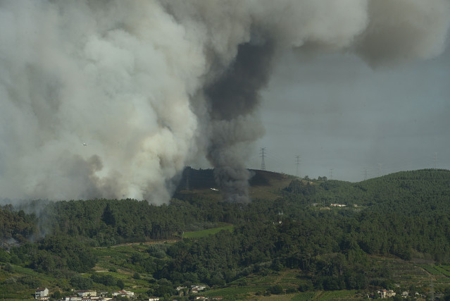 Archivo - Vista del incendio desde Sampaio, al otro lado del río, a 27 de julio de 2022, en Castrelo de Miño, Ourense, Galicia (España). El incendio forestal ha quemado unas seis hectáreas, según estimación provisional de Medio Rural. La Consellería infor