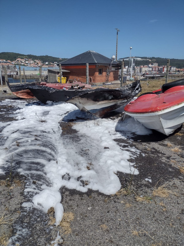 Lancha incendiada en Ribeira