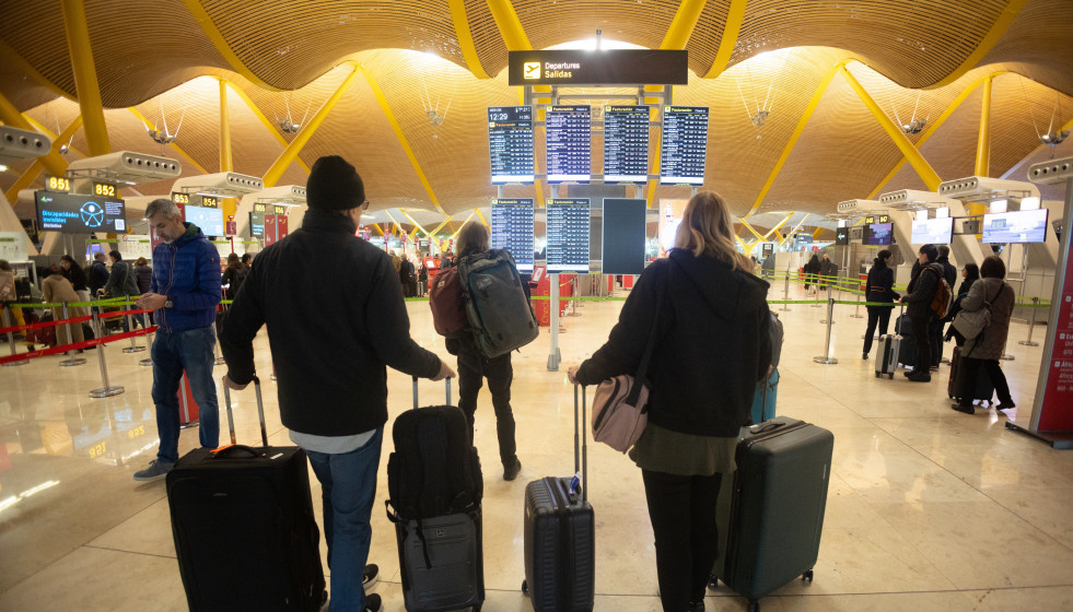 Archivo - Varias personas en el aeropuerto Adolfo Suárez Madrid-Barajas.
