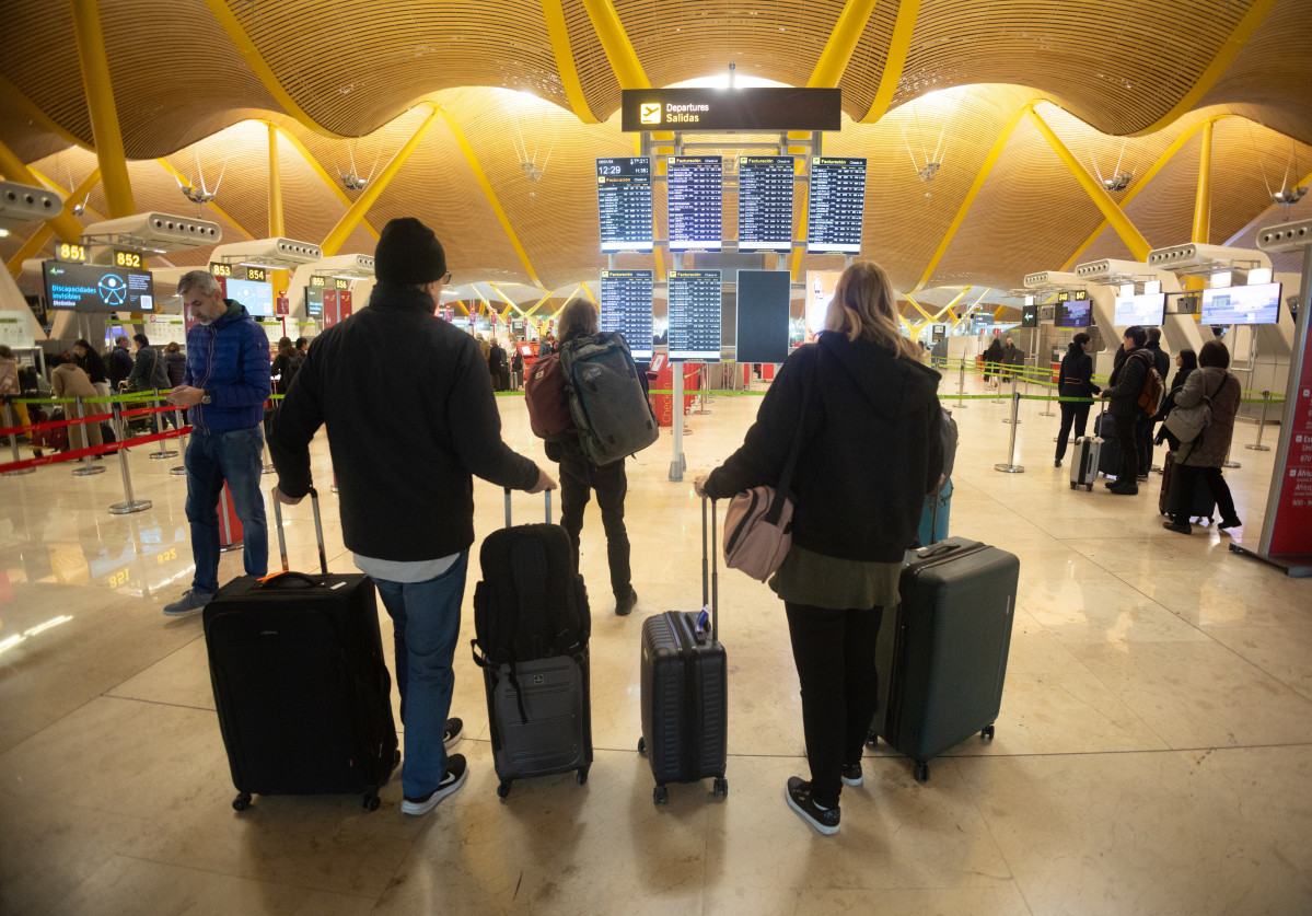 Archivo - Varias personas en el aeropuerto Adolfo Suárez Madrid-Barajas.