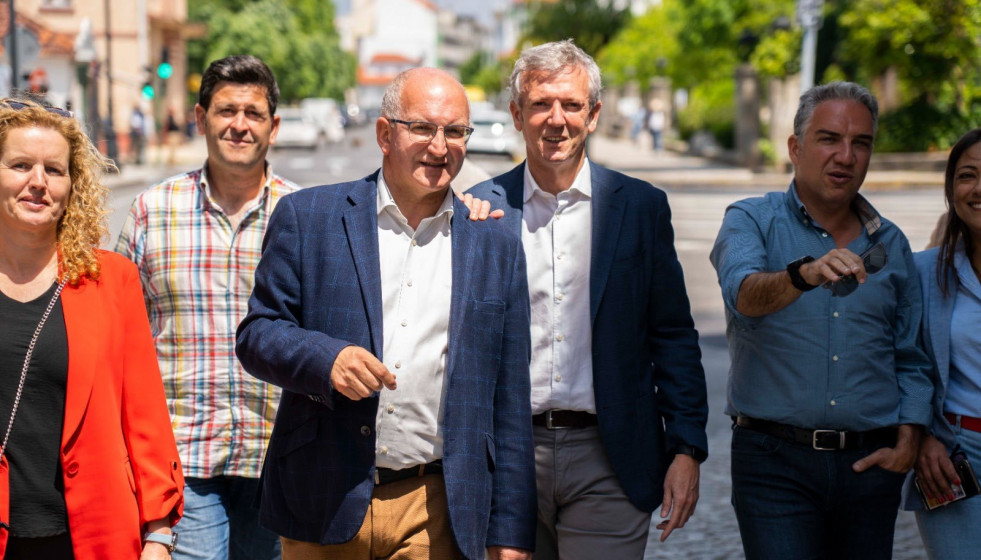 El alcalde de Noia, Santiago Freire, junto al presidente de la Xunta y líder del PP gallego, Alfonso Rueda, durante un acto de campaña