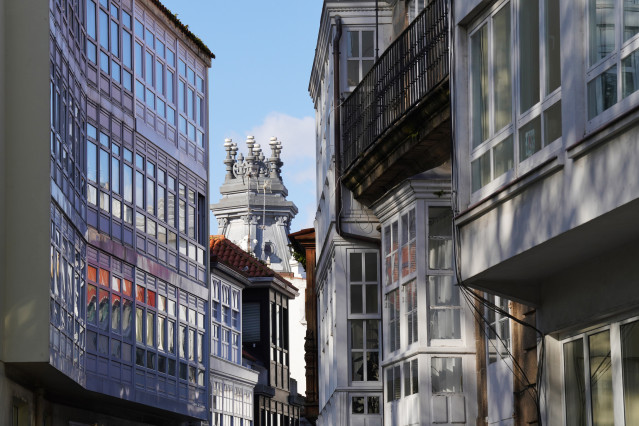 Archivo - Galerías en la ciudad vieja de A Coruña, a 8 de abril de 2022, en A Coruña, Galicia (España). A Coruña es una ciudad para pasear y disfrutar, con playas en pleno centro y, presidido por la Torre de Hércules, un largo Paseo Marítimo que la rodea
