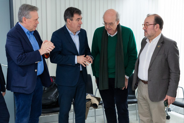 Archivo - El conselleiro de Sanidade, Antonio Gómez Caamaño, el de Educación, Ciencia, Universidades e FP, Román Rodríguez, el decano de la Facultad de Medicina, Julián Álvarez, y el rector de la USC, Antonio López.