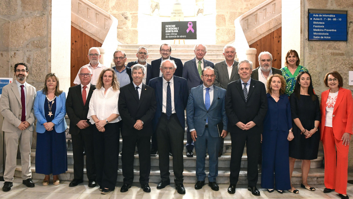 El conselleiro de Sanidade, Antonio Gómez Caamaño, y el rector de la USC, Antonio López, entre otros, en la toma de posesión del nuevo decano de la Facultad de Medicina y Odontología de Santiago,