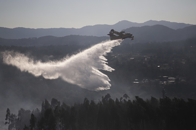 Equipos de los servicios de Emergencias trabajan para extinguir el fuego, a 28 de julio de 2025, en Salvaterra do Miño.