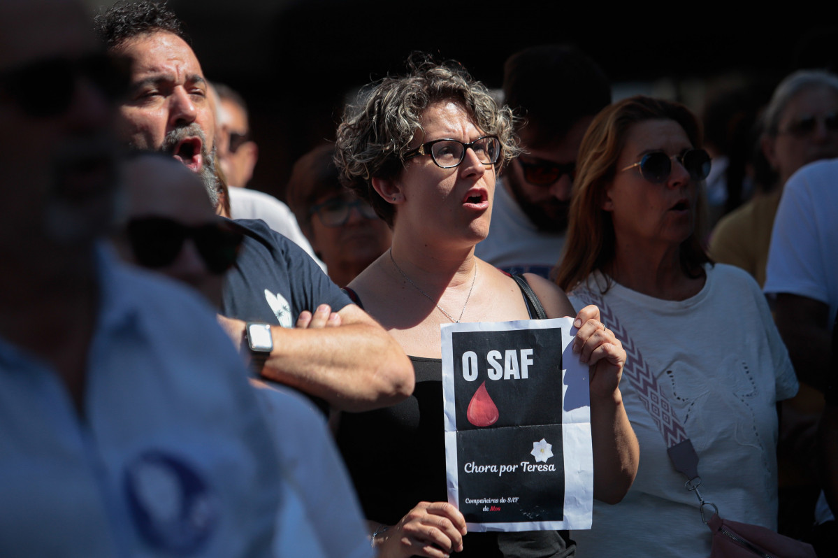 Una mujer durante una concentración ante el Ayuntamiento de O Porriño, a 30 de julio de 2025, en O Porriño, Pontevedra, Galicia (España). La CIG ha convocado una concentración tras conocerse que 