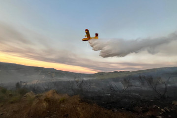 Hidroavión trabajando en el incendio de A Gudiña
