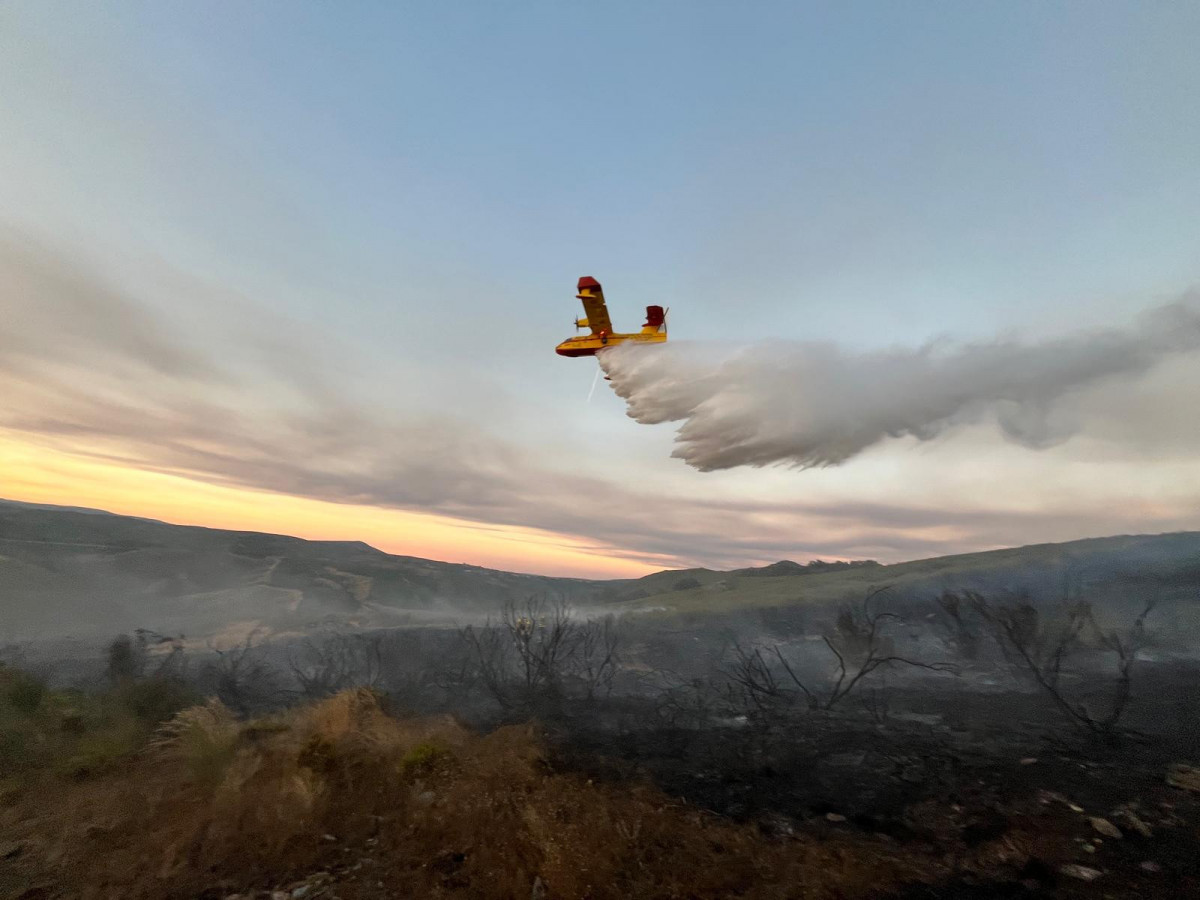 Hidroavión trabajando en el incendio de A Gudiña