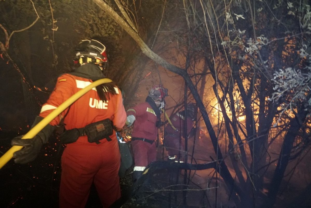 Militares de la UME colaboran en las labores de extinción del incendio declarado este jueves en Méntrida (Toledo)