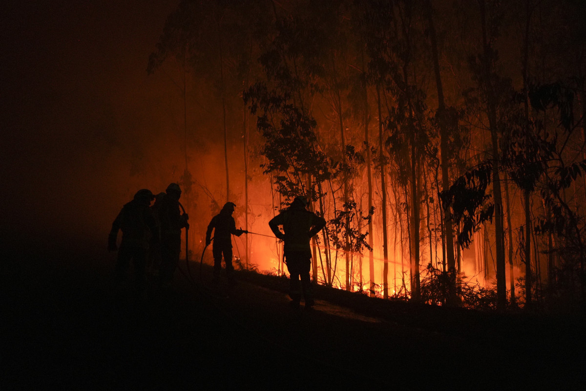 Varios bomberos trabajan para extinguir el fuego en la zona de Fuente de Faro de Brantuas, en Ponteceso