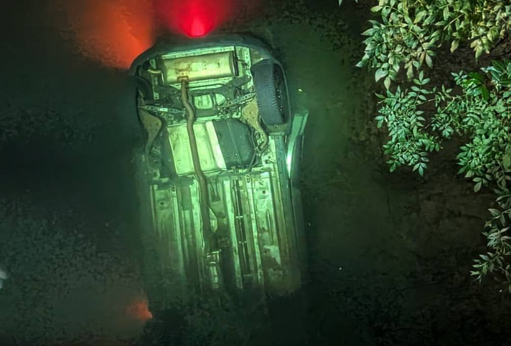 Coche sumergido en el Ru00edo Corou00f1o tras accidente mortal en Boiro en una foto de los bomberos