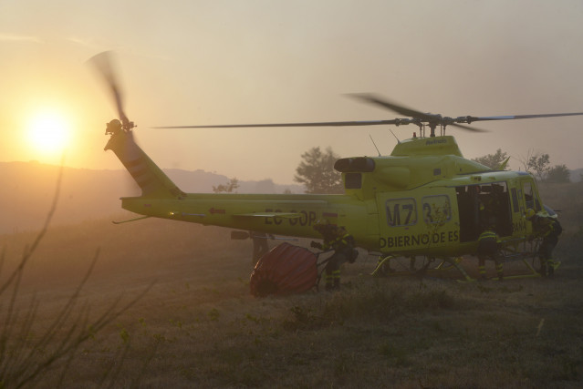 Bomberos preparan el helicóptero para extinguir el incendio, a 2 de agosto de 2025, en Vilardevós, Ourense, Galicia (España). El incendio declarado este sábado, 2 de agosto, en el municipio ourensano de Vilardevós continúa activo y ha calcinado ya 570 hec